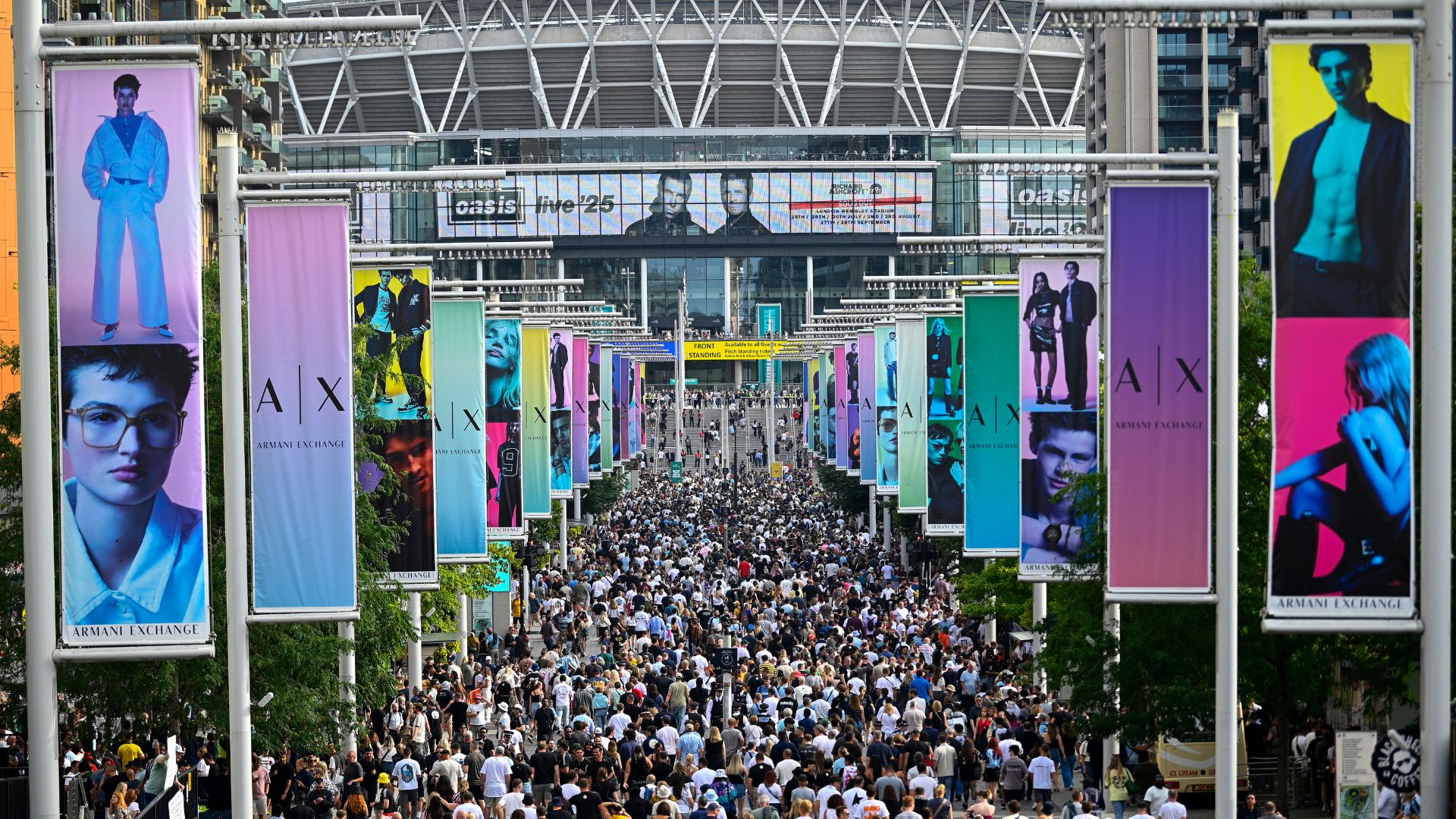 Fãs do Oasis no estádio de Wembley durante a Live '25 Tour em Londres