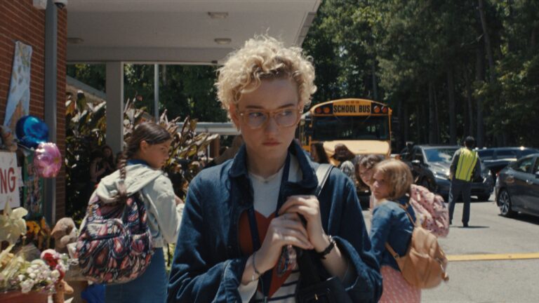 ‘A Hora do Mal’, terror com Julia Garner e Josh Brolin, estreia nas plataformas digitais