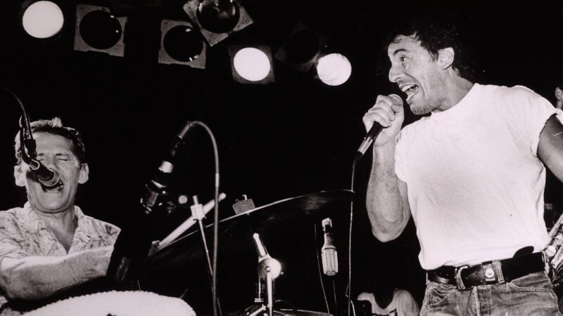 Levon Helm e Bruce Springsteen se apresentam no The Stone Pony em 22 de agosto de 1987, em Asbury Park, Nova Jersey (Foto: Debra L Rothenberg/Getty Images)