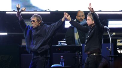 Liam e Noel Gallagher em show de reunião do Oasis