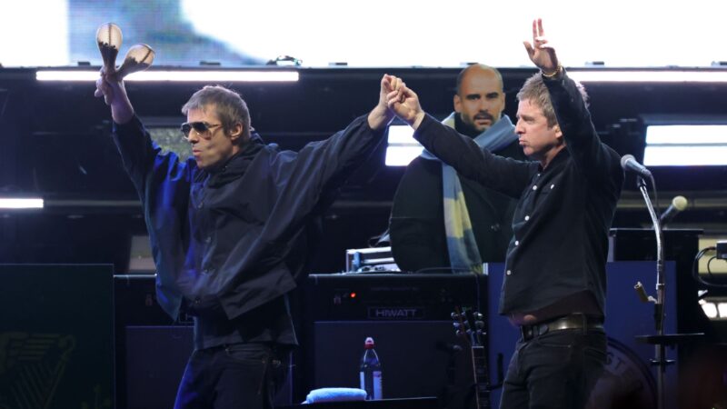 Liam e Noel Gallagher em show de reunião do Oasis