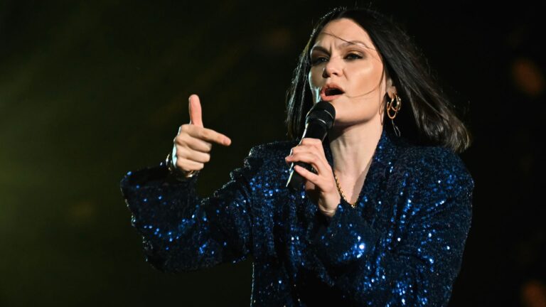 Jessie J faz discurso emocionante sobre recuperação de câncer durante o The Town 2025