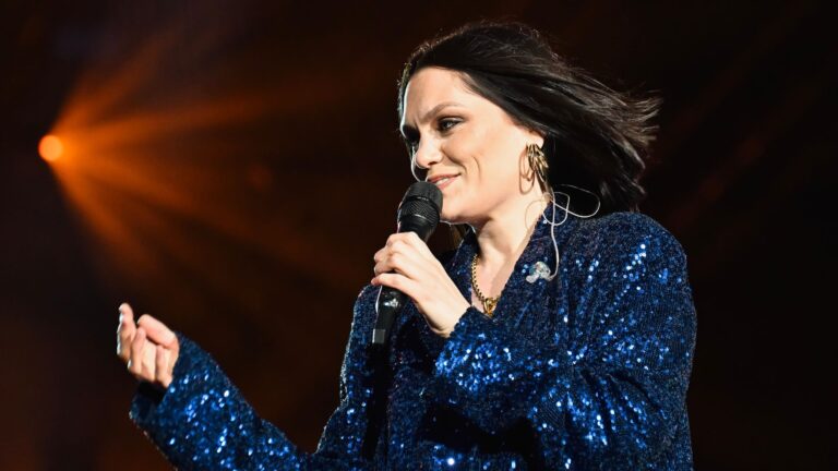Jessie J faz show acústico poderoso, mas com distrações, no The Town