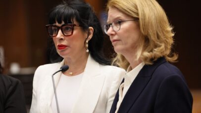 A advogada de defesa Hilary Potashner, à direita, representa Jillian Lauren (esposa do baixista do Weezer, acusada de atirar contra a polícia), durante uma audiência preliminar no Centro de Justiça Criminal Clara Shortridge Foltz, em Los Angeles, na terça-feira, 13 de maio de 2025 (Foto: Allen J. Schaben / Los Angeles Times via Getty Images)