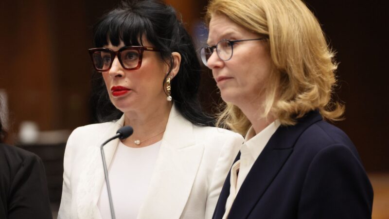 A advogada de defesa Hilary Potashner, à direita, representa Jillian Lauren (esposa do baixista do Weezer, acusada de atirar contra a polícia), durante uma audiência preliminar no Centro de Justiça Criminal Clara Shortridge Foltz, em Los Angeles, na terça-feira, 13 de maio de 2025 (Foto: Allen J. Schaben / Los Angeles Times via Getty Images)