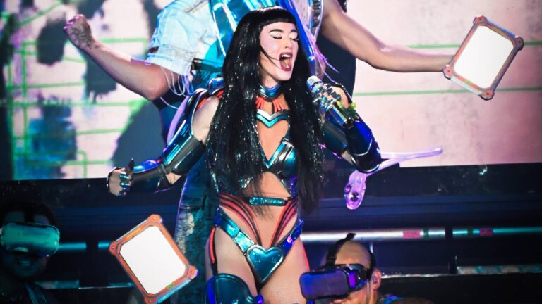 Katy Perry oferece espetáculo no The Town, mas peca pelo excesso