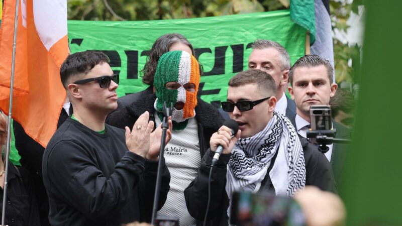 Liam Óg Ó hAnnaidh, Mo Chara, do Kneecap, ao lado dos seus colegas após audiência no Tribunal (Foto: Neil P. Mockford/Getty Images)