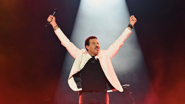 Lionel Richie enfileira hits em show elegante no The Town