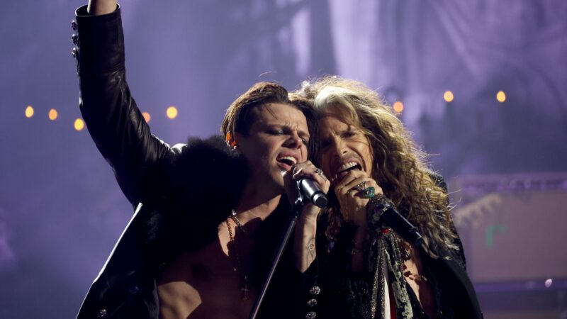 Yungblud e Steven Tyler, do Aerosmith no MTV VMA 2025 (Foto: Kevin Mazur/Getty Images for MTV)