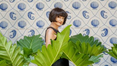 Zezé Polessa caracterizada como Nara Leão