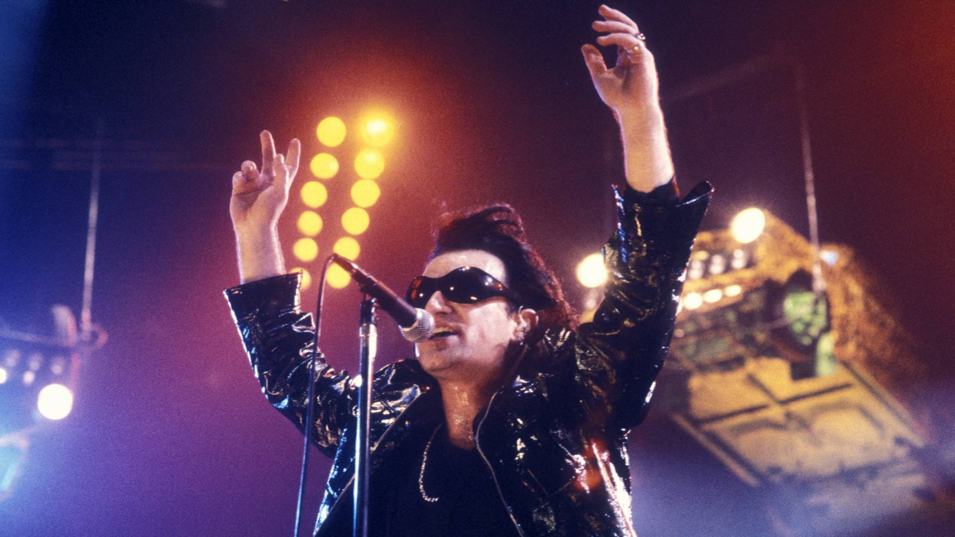 Bono ao vivo com o U2 em 1992 (Foto: Frans Schellekens / Redferns via Getty Images)
