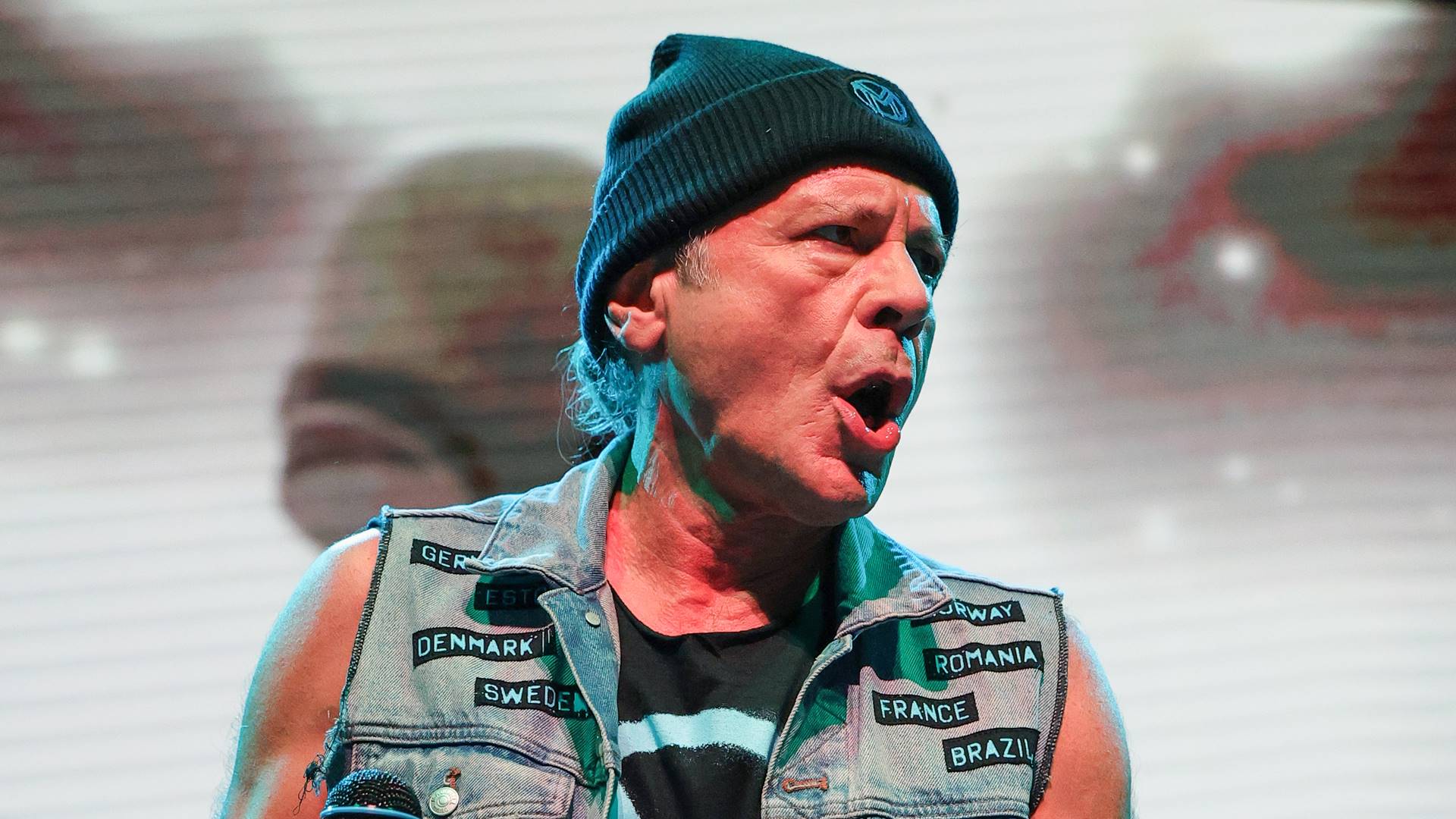 Bruce Dickinson, vocalista do Iron Maiden, durante show solo em 2025