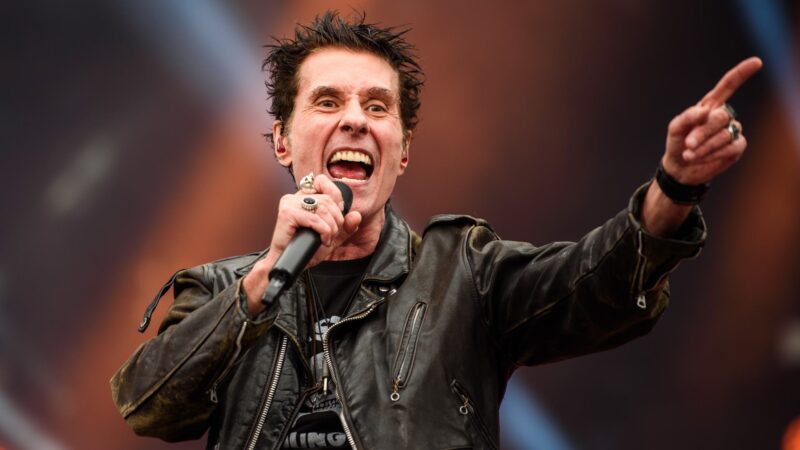 O vocalista do Capital Inicial, Dinho Ouro Preto - Foto: Leca Suzuki @lecasuzukiphoto para Rolling Stone Brasil