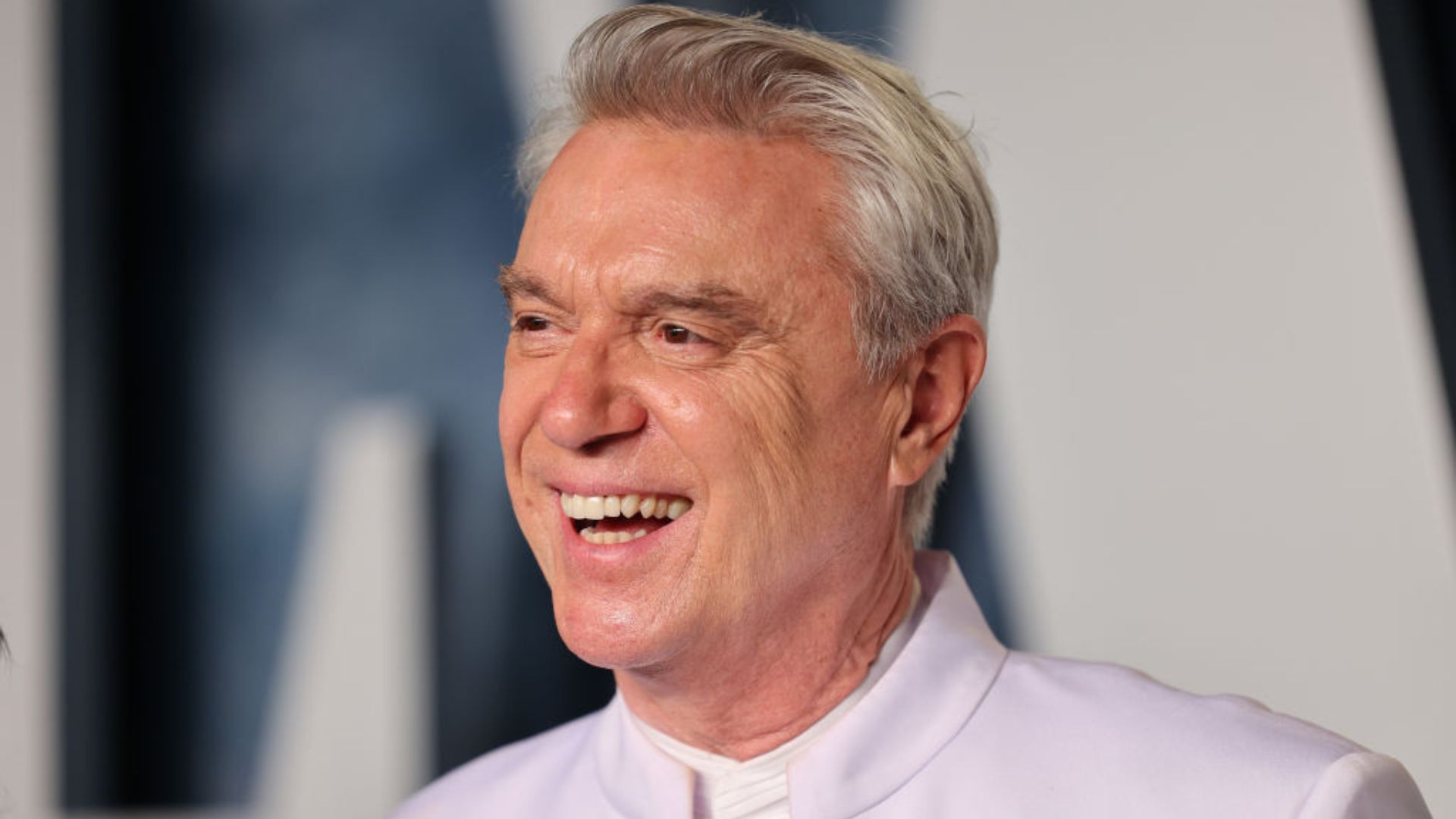 David Byrne ri para a estranheza da vida em 'Who Is the Sky?'