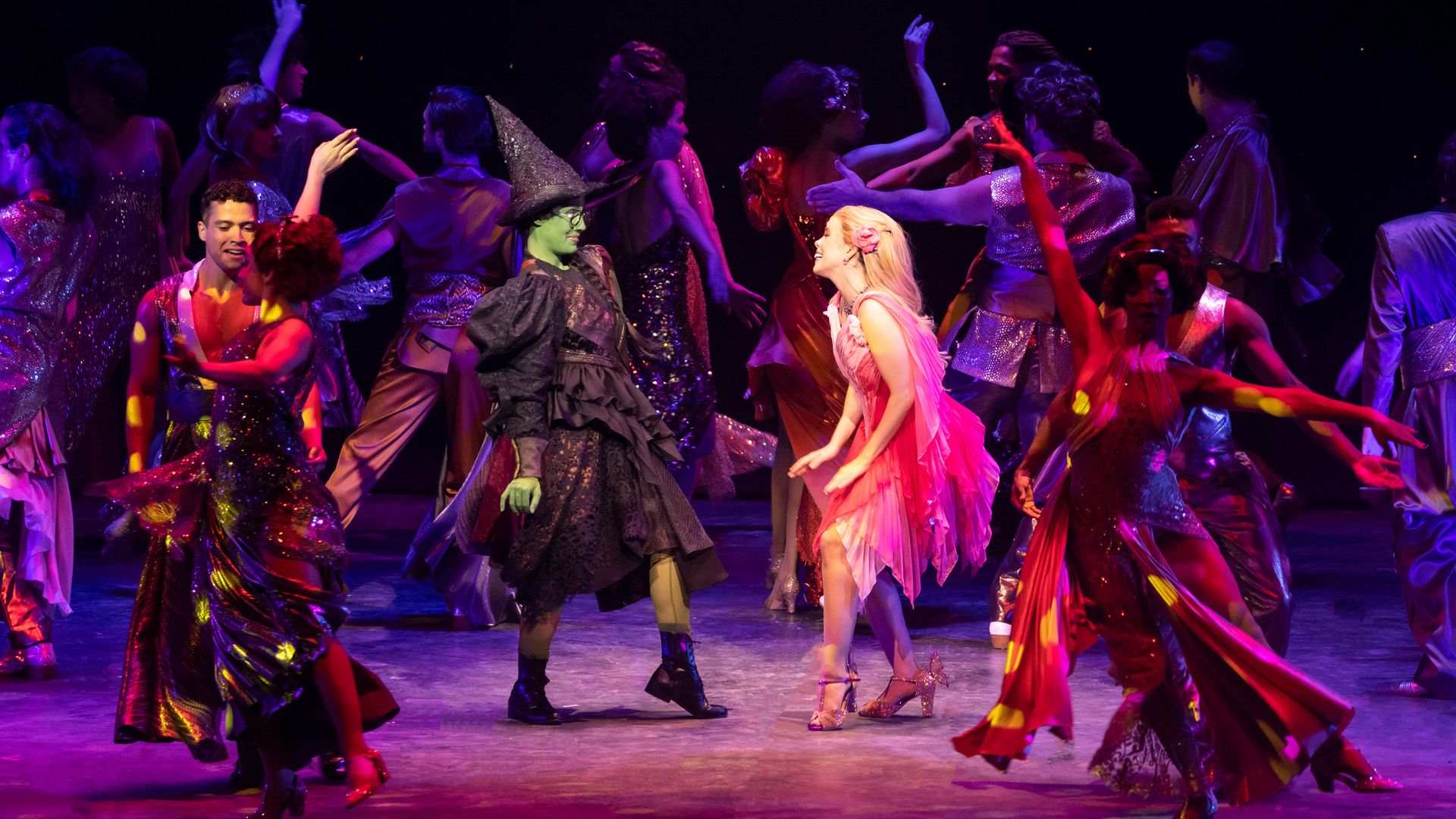 Nova temporada de 'Wicked' encanta com espetáculo musical vibrante e inesquecível