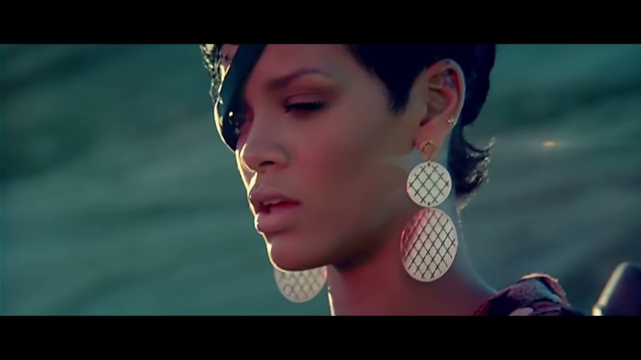 Rihanna no clipe de "Rehab" (Foto: Reproducao/YouTube)