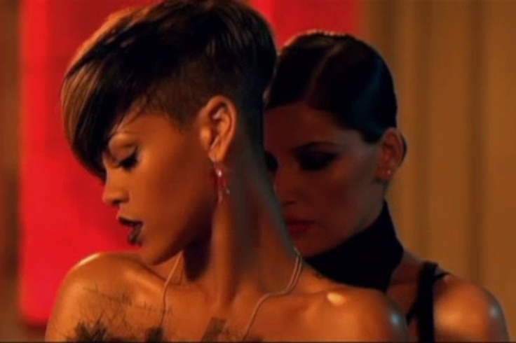 Rihanna no clipe de "Te Amo" (Foto: Reproducao/YouTube)