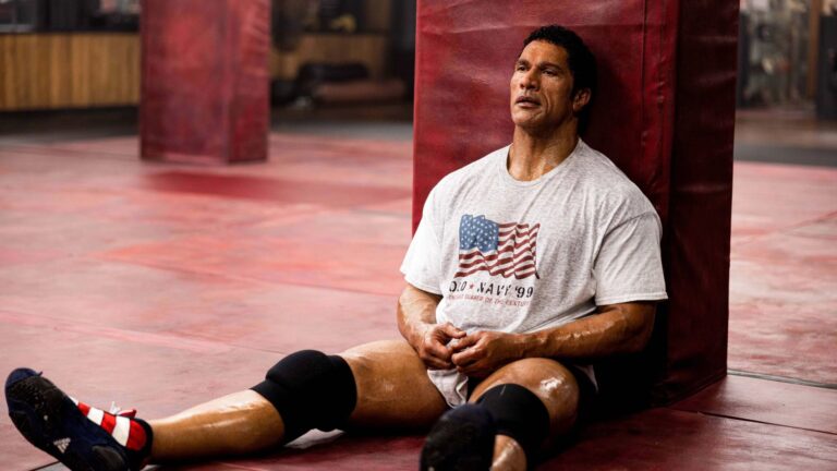 ‘Coração de Lutador: The Smashing Machine’ revela um Dwayne Johnson vulnerável e distante do herói de ação