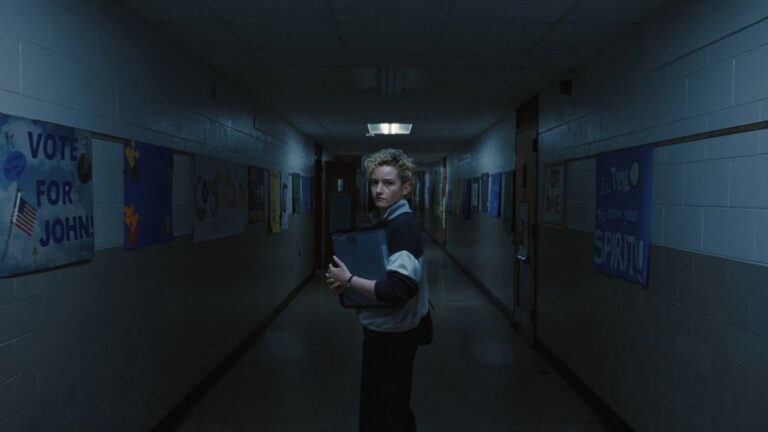 ‘A Hora do Mal’, terror com Julia Garner, chega ao streaming