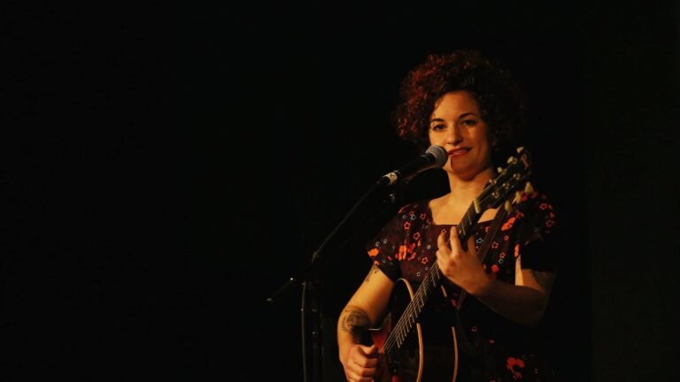 Uma cantora e ativista americana relata sua experiência como prisioneira em Israel