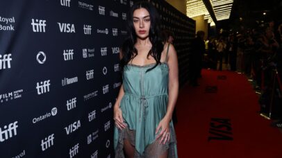 Charli xcx na premiere do filme "Sacrifice" (Foto: Cindy Ord/Getty Images)