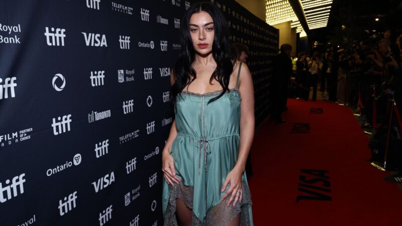 Charli xcx na premiere do filme "Sacrifice" (Foto: Cindy Ord/Getty Images)