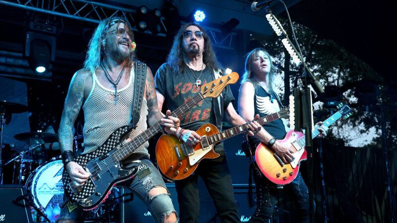 Ryan Cook, Ace Frehley e Jeremy Asbrock em show em julho de 2023 (Foto: Gary Miller/Getty Images)