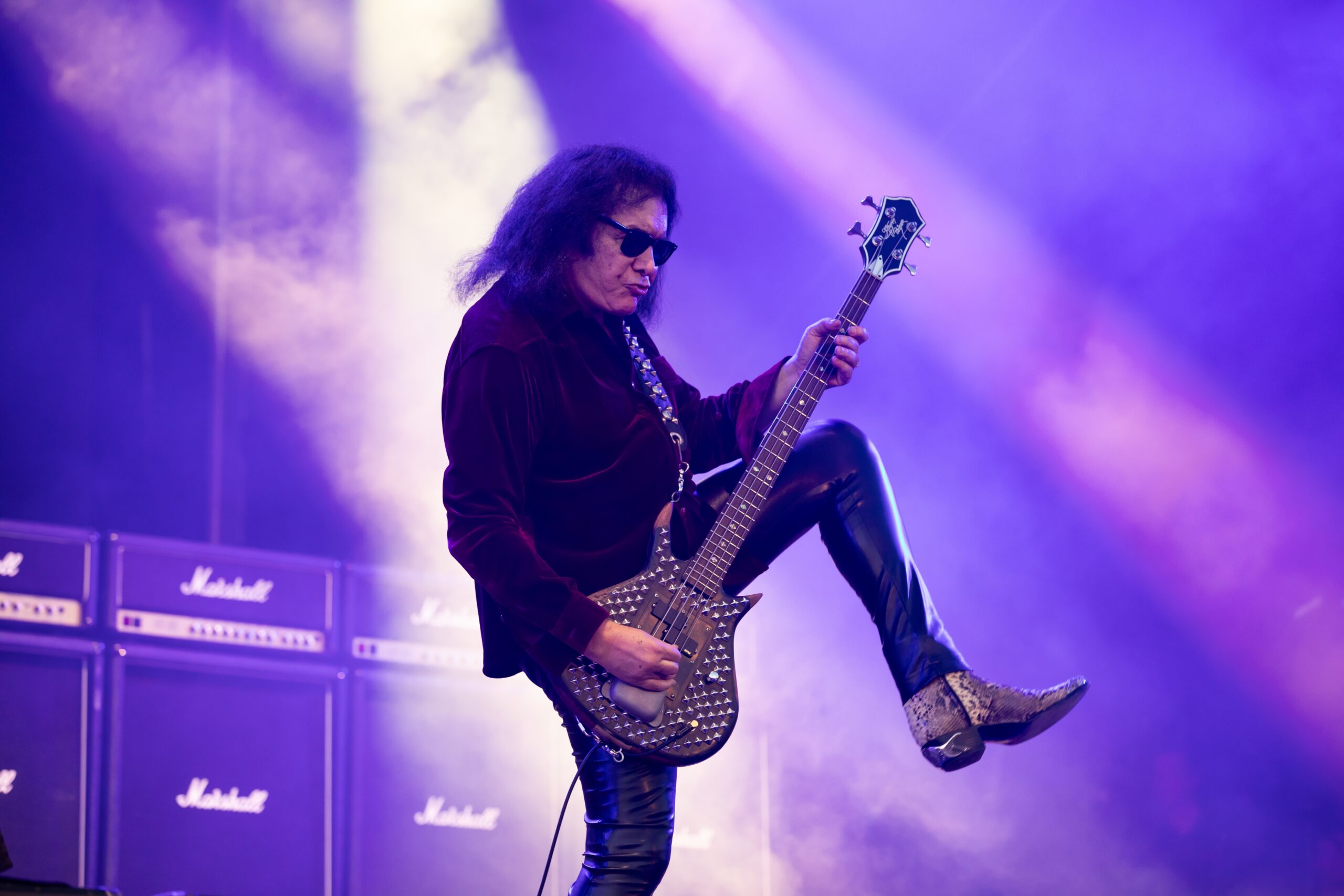 Gene Simmons em show realizado em Courtrai, Bélgica, no Alcatraz Metal Fest 2024 (Foto: Elsie Roymans/Getty Images)