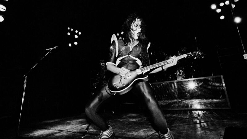 Frehley, ou Ace, em performance do Kiss nos anos 1970