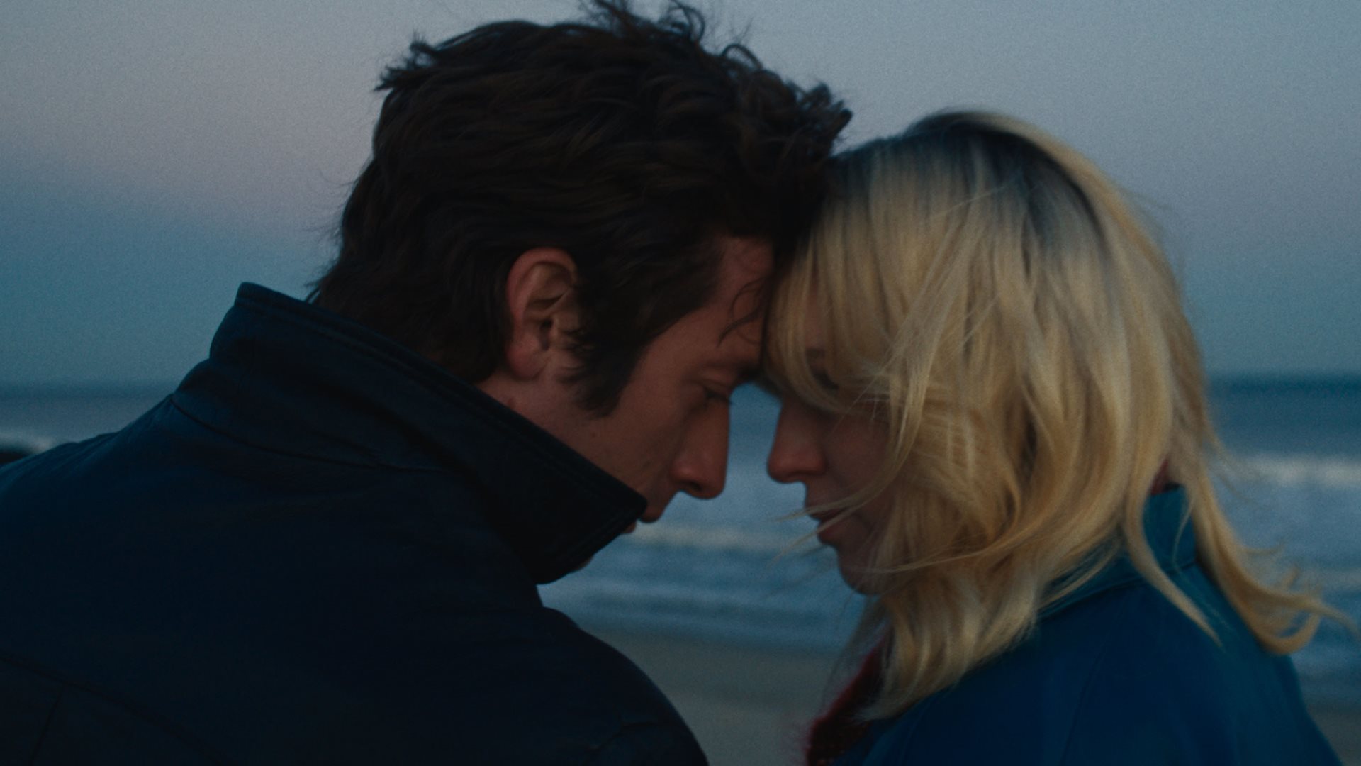 Jeremy Allen White como Bruce Springsteen e Odessa Young como Faye Romano (Foto: cortesia do 20th Century Studios)