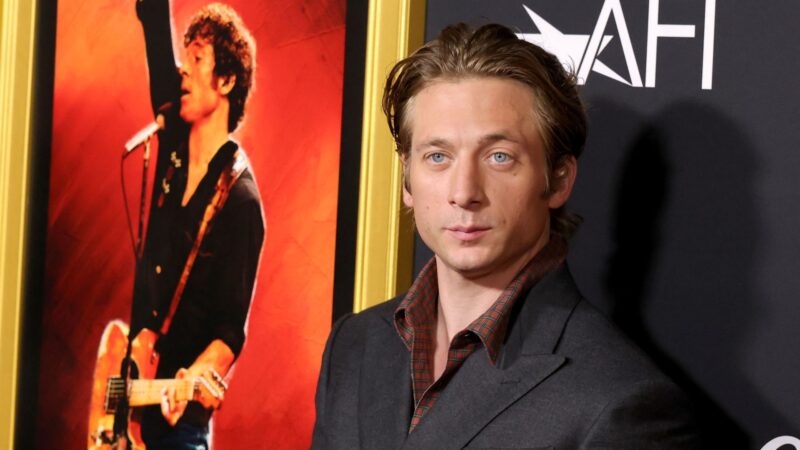 Jeremy Allen White, que interpreta Bruce Springsteen no filme Springsteen: Salve-me do Desconhecido