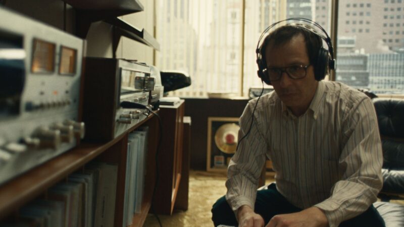 Jeremy Strong como Jon Landau em Springsteen: Salve-me do Desconhecido (Foto: Reprodução/20th Century Studios)