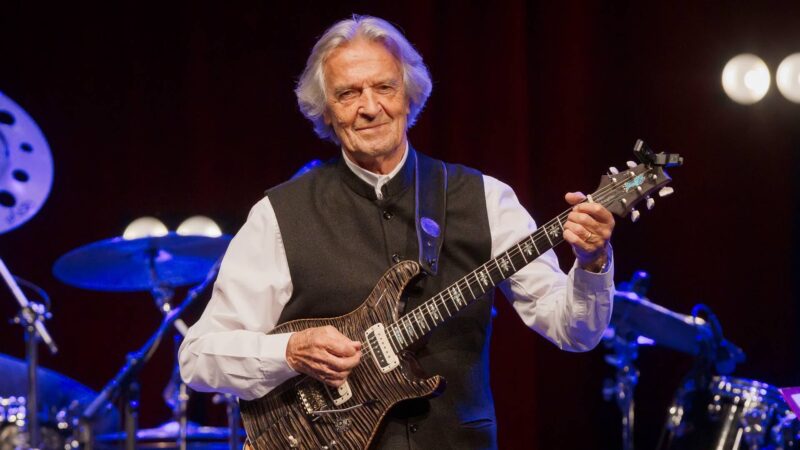 O guitarrista John McLaughlin em 2023 (Foto: Frank Hoensch / Redferns)
