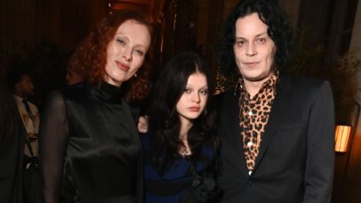 Karen Elson, Scarlett White e Jack White durante o Paris Fashion Week 2025 (Foto: Dave Benett/Getty Images for EE72 Paris)