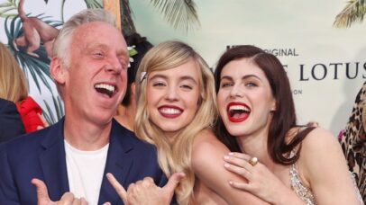 Mike White, Sydney Sweeney e Alexandra Daddario em premiere da 1ª temporada de The White Lotus (Foto: Kevin Winter/Getty Images)
