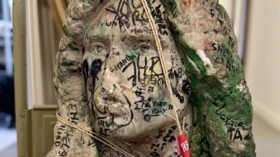 O busto do túmulo de Jim Morrison foi encontrado. O mistério de seu desaparecimento continua