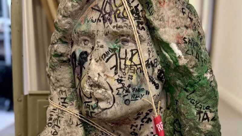 O busto do túmulo de Jim Morrison foi encontrado. O mistério de seu desaparecimento continua