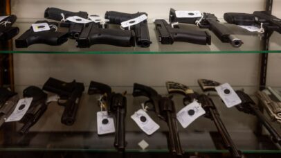 Armas semiautomáticas nas prateleiras da loja McBride Guns Inc., em Austin, Texas (Foto: Brandon Bell/Getty Images)