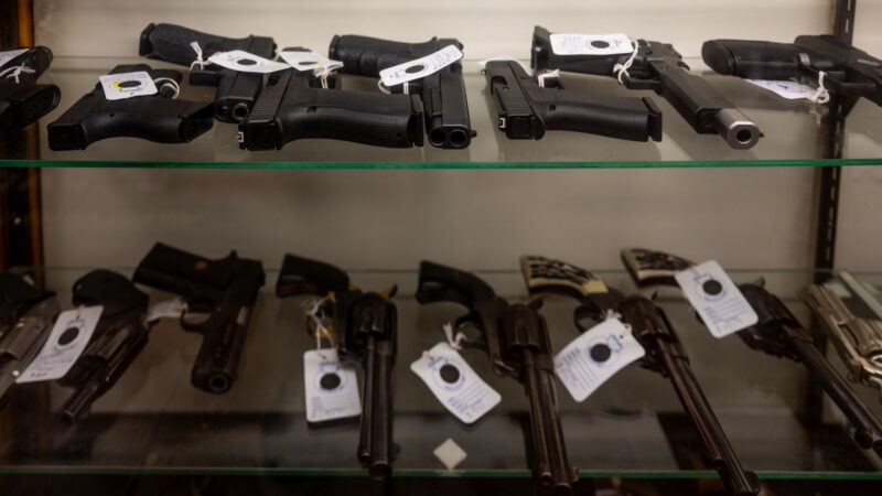Armas semiautomáticas nas prateleiras da loja McBride Guns Inc., em Austin, Texas (Foto: Brandon Bell/Getty Images)
