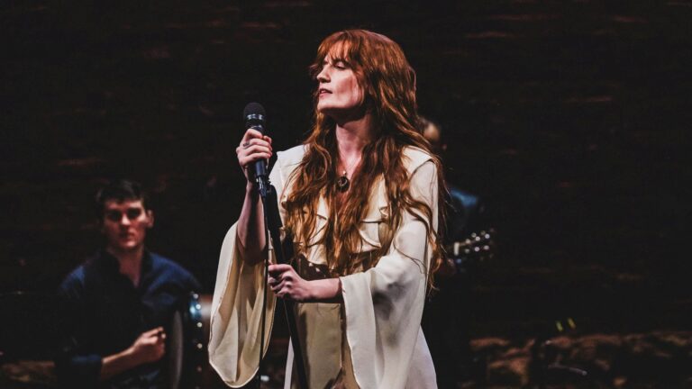 Florence Welch: ‘A ansiedade é o zumbido constante da minha vida — até eu subir ao palco’