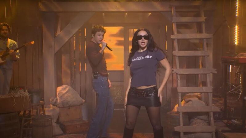 Charli xcx participa da apresentação de Role Model no Saturday Night Live (Foto: Reprodução Youtube)