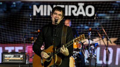 Samuel Rosa em performance do Skank