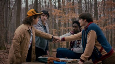Cena do primeiro episódio da última temporada de Stranger Things, onde aparecem Finn Wolfhard, Noah Schnapp, Caleb McLaughlin e Gaten Matarazzo