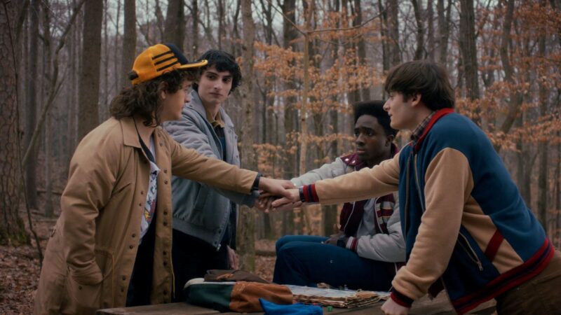 Cena do primeiro episódio da última temporada de Stranger Things, onde aparecem Finn Wolfhard, Noah Schnapp, Caleb McLaughlin e Gaten Matarazzo