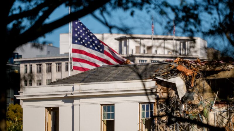 A fachada do Ala Leste da Casa Branca é demolida por equipes de trabalho em 22 de outubro de 2025, em Washington, D.C. (Foto: Andrew Harnik/Getty Images)