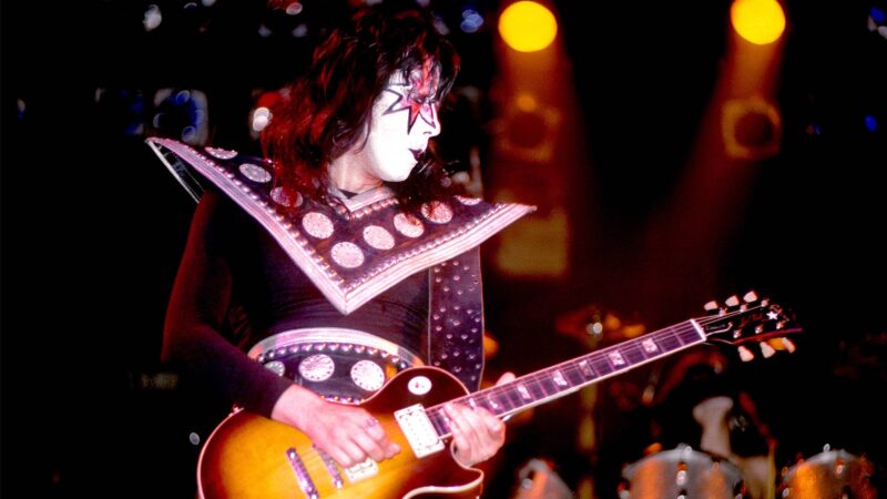 Ace Frehley ao vivo com o Kiss em 1975