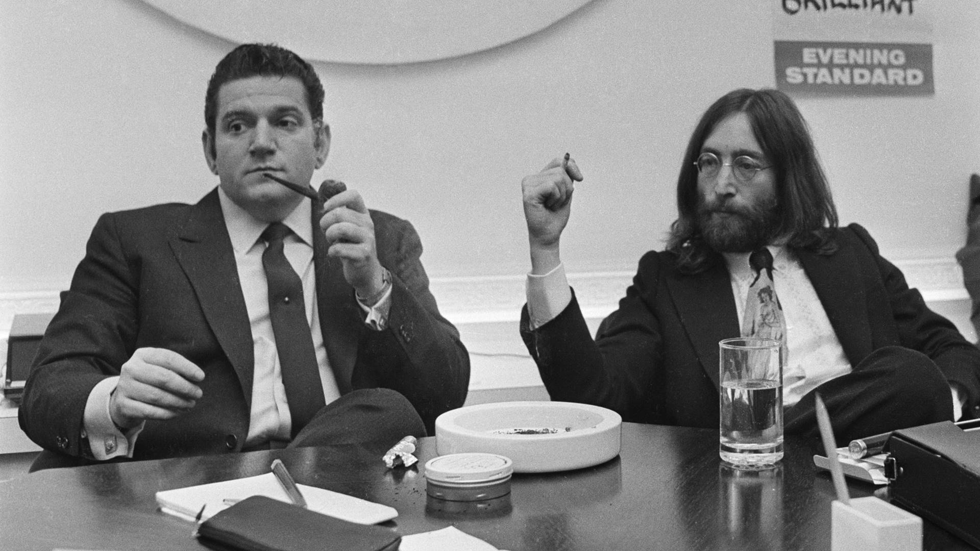 Allen Klein e John Lennon, dos Beatles, em 1969