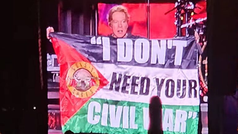 Axl Rose mostra bandeira da Palestina durante show do Guns N’ Roses na Colômbia