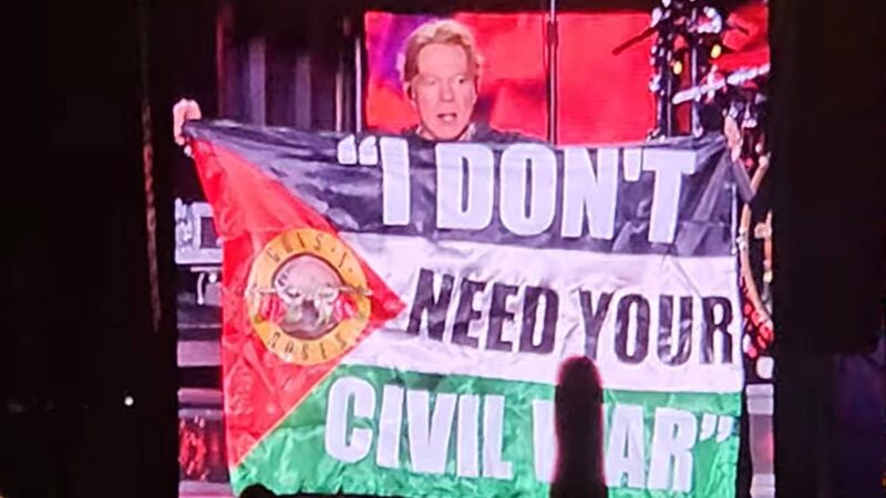 Axl Rose mostra bandeira da Palestina durante show do Guns N' Roses na Colômbia (Foto: reprodução / YouTube)