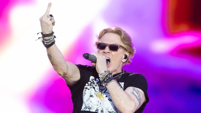 Axl Rose, vocalista do Guns N' Roses, durante show no Glastonbury 2023 (Foto: Samir Hussein / WireImage)